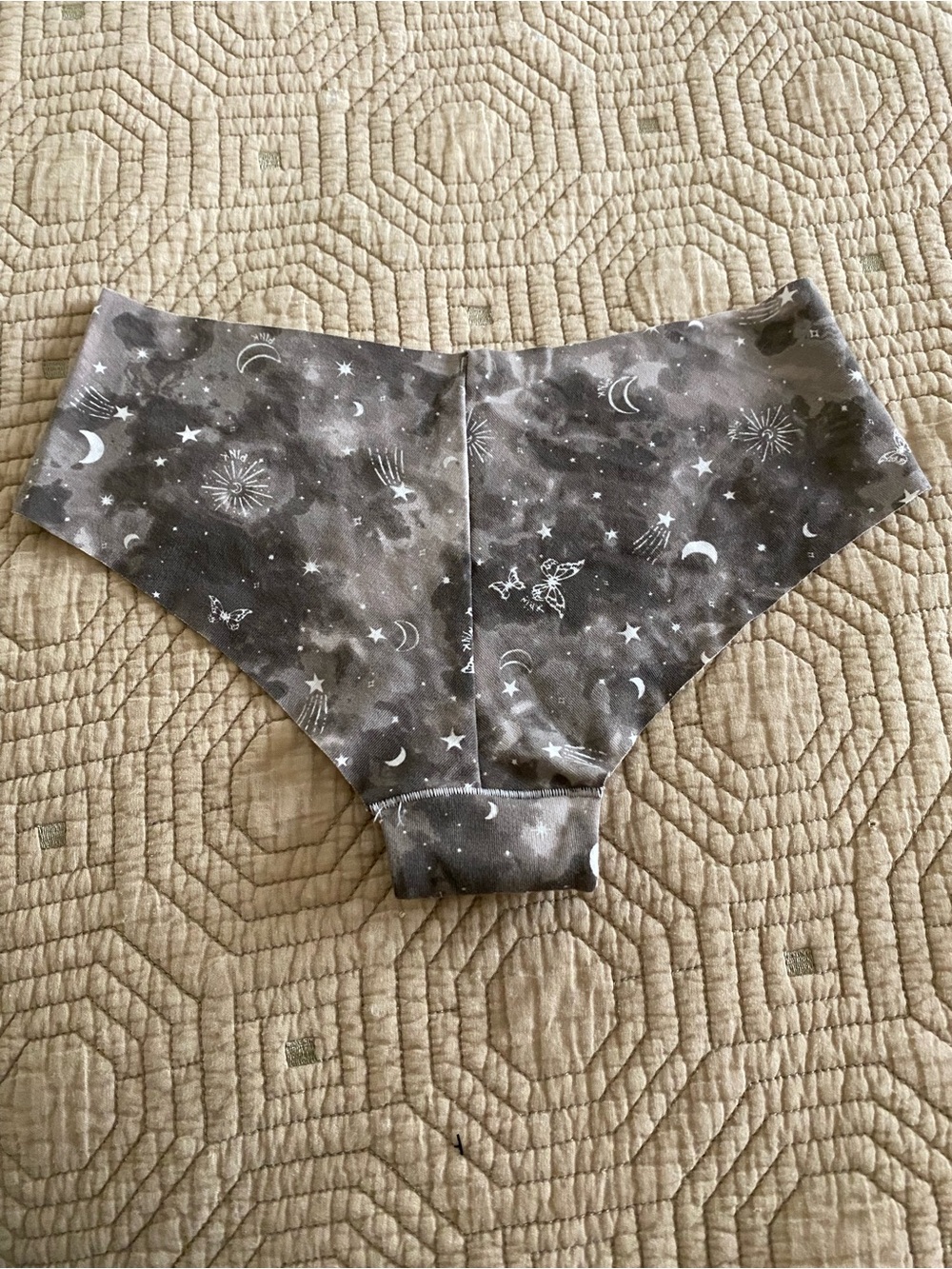 PINK Victoria's Secret Green Lace-Trim Thong & Gray Moonprint Hipster Panty Set - Picture 3 of 7